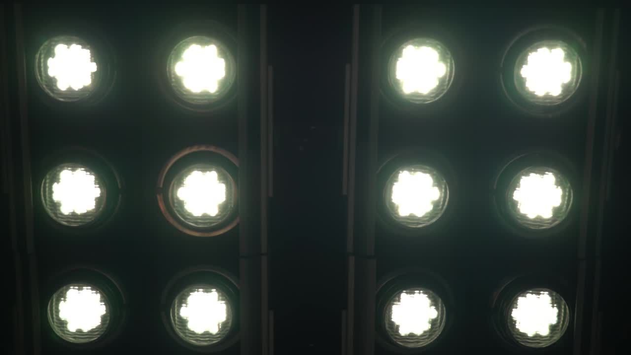 연기를 통해 스포트라이트가 박이는 무대 빛의 현실적인 영상