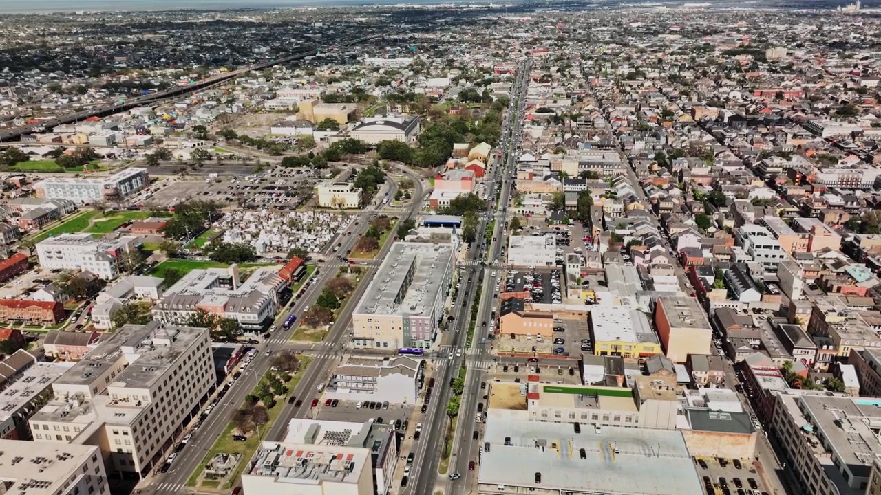 Una vista aerea di una città con molti edifici