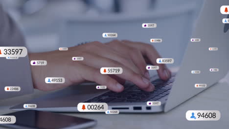 animación de iconos de redes sociales contra la sección media del empresario que usa una computadora portátil en la oficina