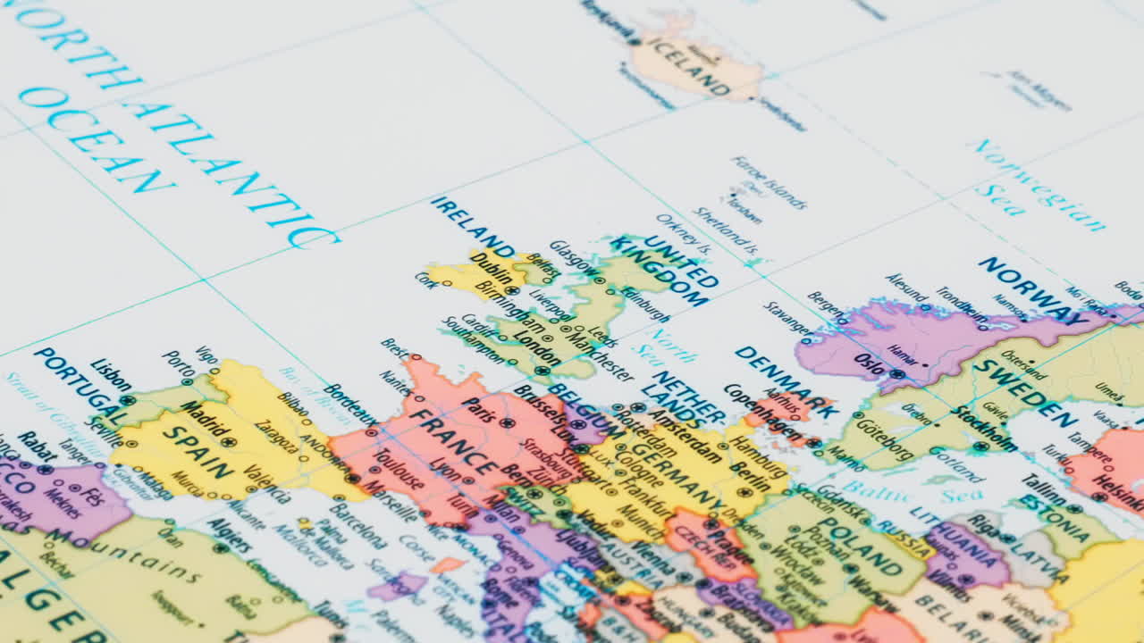 primer plano del país palabra reino unido y francia en un mapa del mundo con el nombre detallado de la ciudad capital