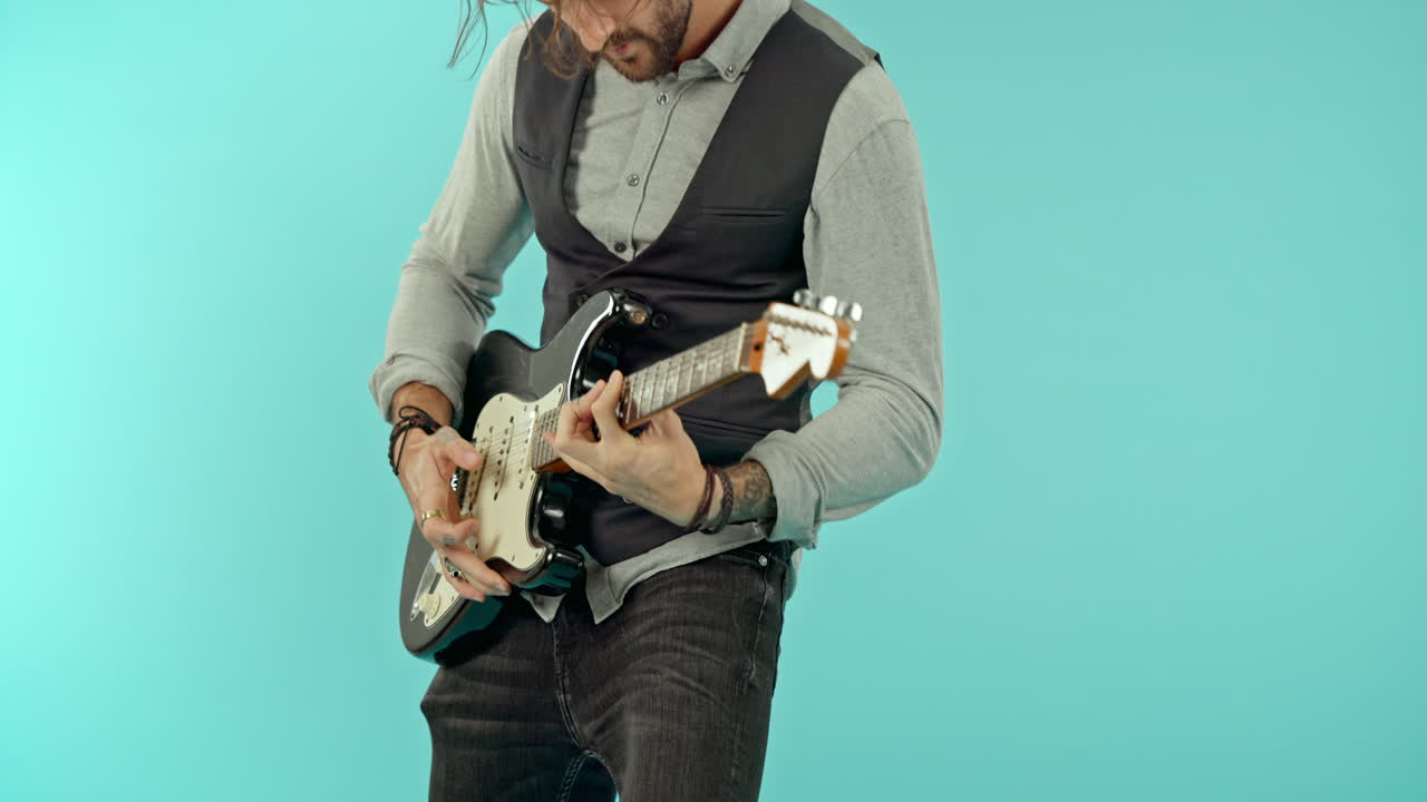 loco, música y guitarra con un hombre en el estudio