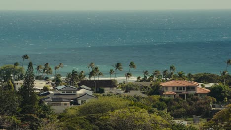 Una-Pequeña-Comunidad-Costera-Bordeada-De-Palmeras-Y-Un-Hermoso-Fondo-Azul-Del-Océano-Pacífico-Hawai