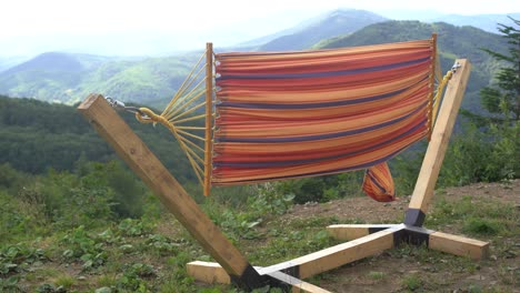 hamaca con una hermosa vista de la naturaleza de las montañas