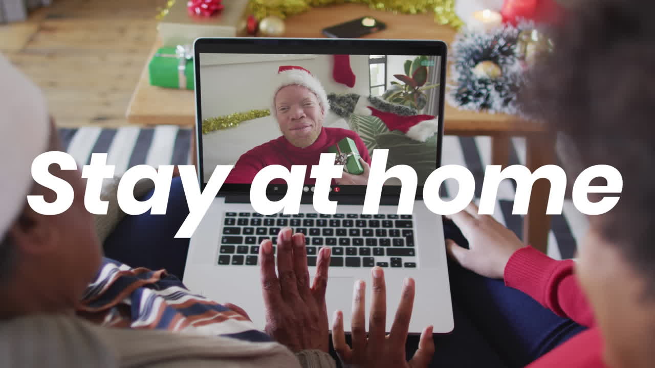 animación de quedarse en casa texto sobre albino hombre afroamericano haciendo una videollamada con la familia