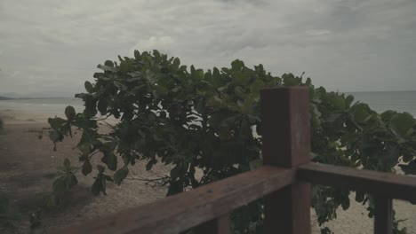 Mirando-Los-Planes-Y-Las-Nubes-En-La-Playa-En-Tailandia