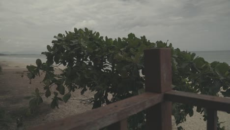 mirando los planes y las nubes en la playa en tailandia