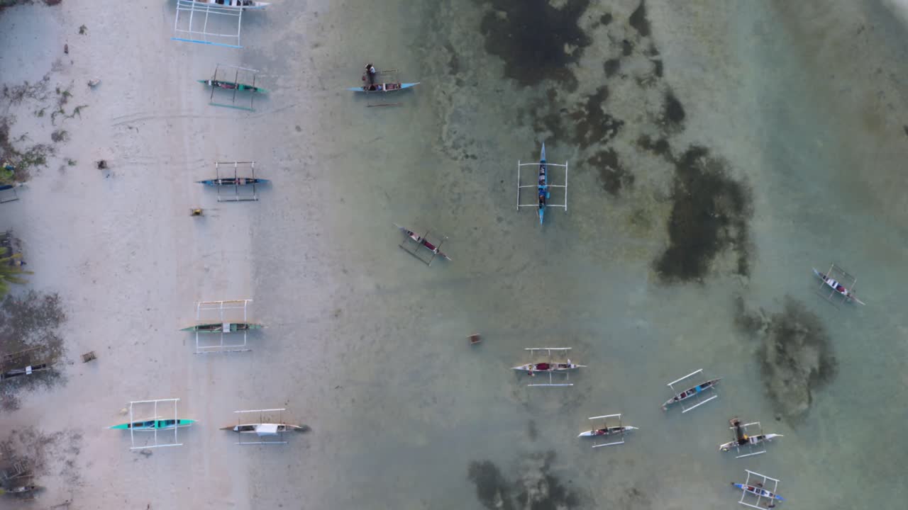 필리핀 반타의 아름다운 파라다이스 비치 해안선의 드론 촬영, 바로토 보트가 해안에 있습니다.