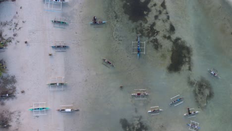 tomada de un avión no tripulado de la hermosa costa de la playa del paraíso en bantayan, filipinas, con barcos baroto en la orilla