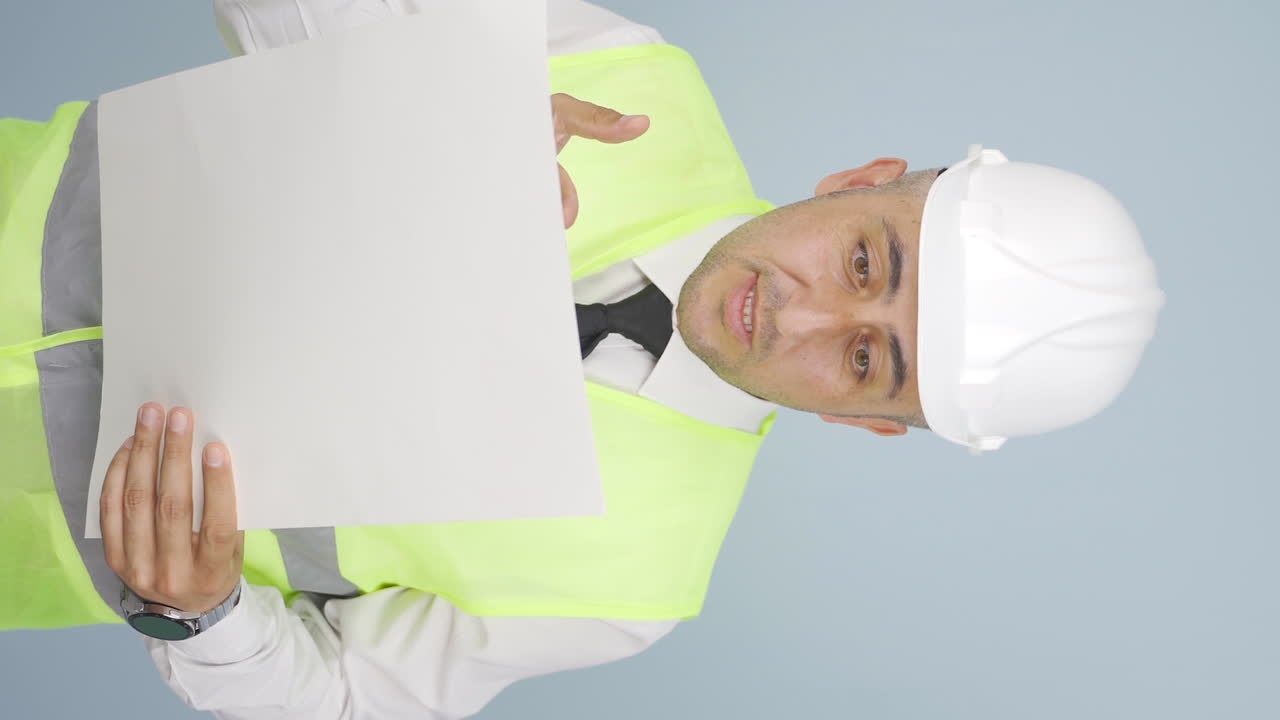 video vertical de un ingeniero frustrado.