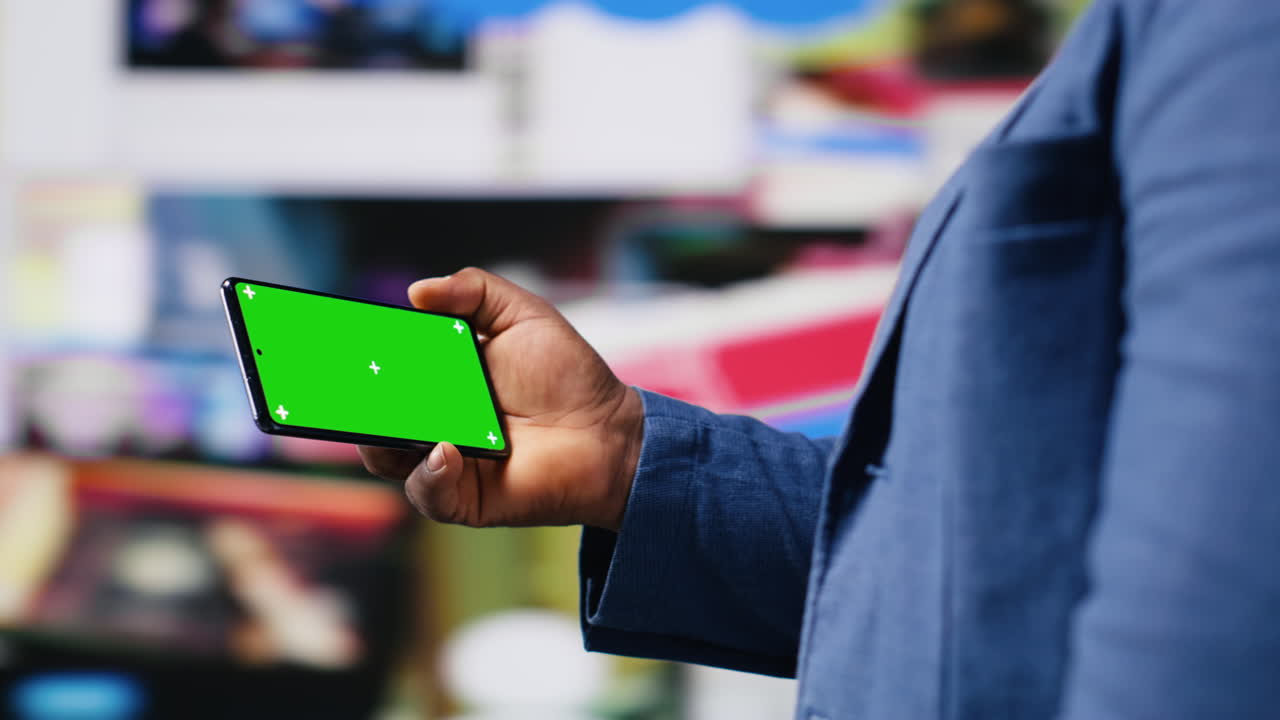 Utente afroamericano che tiene in mano un telefono con display mockup isolato