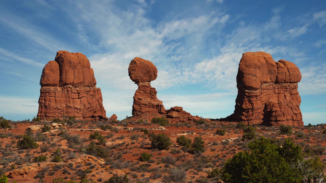 Time-lapse di nuvole in movimento e cielo. Formazione rocciosa Balanced Rock nell'Arches National Park, Utah. Video in loop