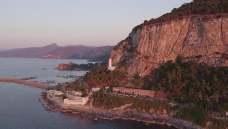 Vista-Aérea-De-La-Ciudad-Medieval-De-Cefalu-Durante-El-Verano-Al-Atardecer,-Sicilia,-Italia