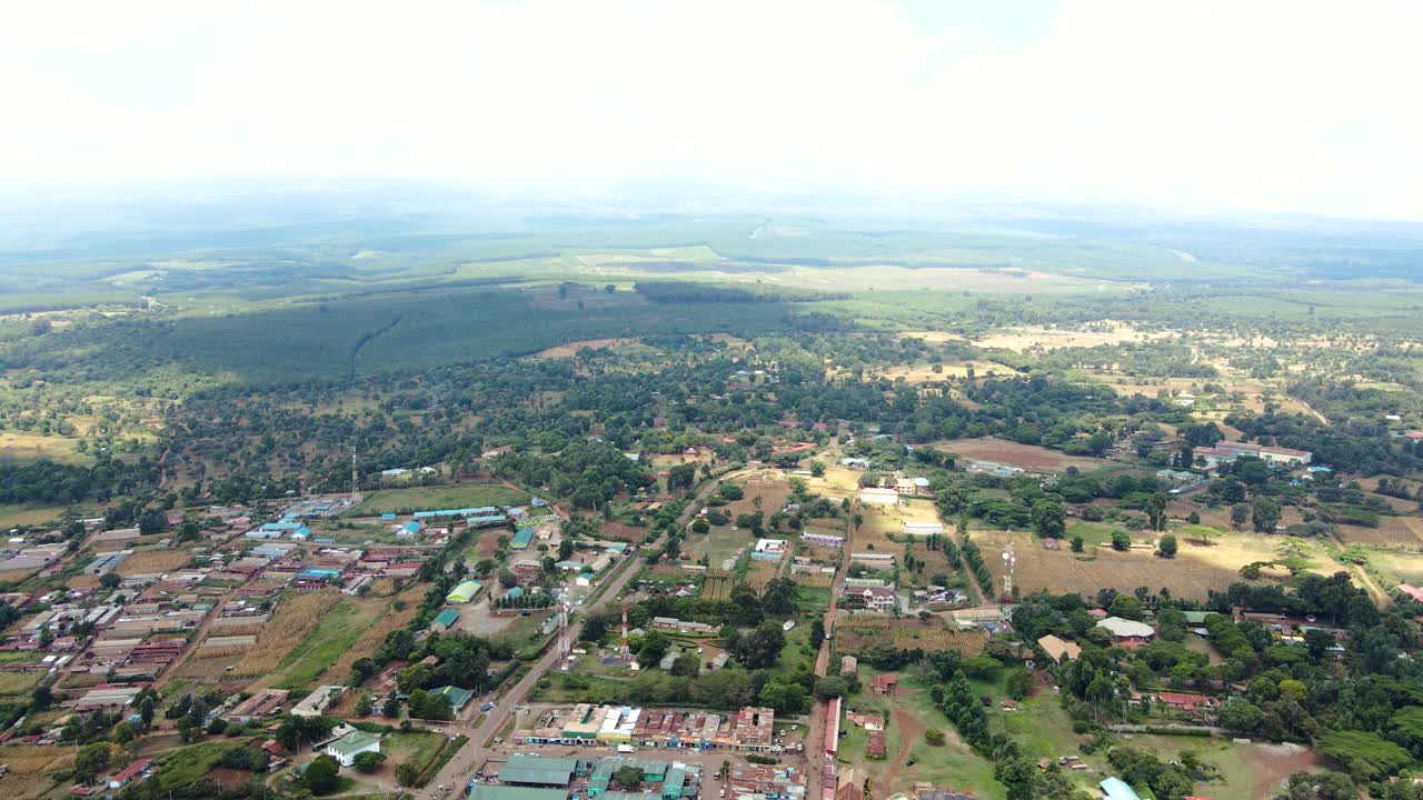 vista aérea de drones mercado al aire libre en la ciudad de loitokitok, kenia y monte kilimanjaro- pueblo rural de kenia