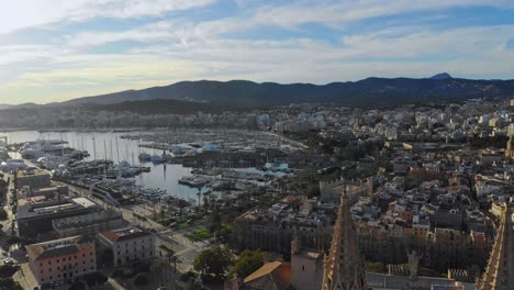 toma estática de drones de la catedral de palma y la ciudad con montañas al fondo