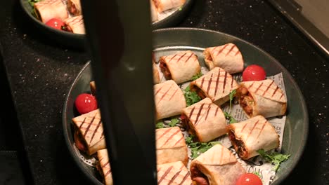 trozos de pollo y carne de shawarma envueltos en pan de tortilla a la parrilla