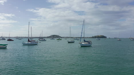 sobrevuelo oceánico entre yates, barcos en mission bay, auckland, toma aérea