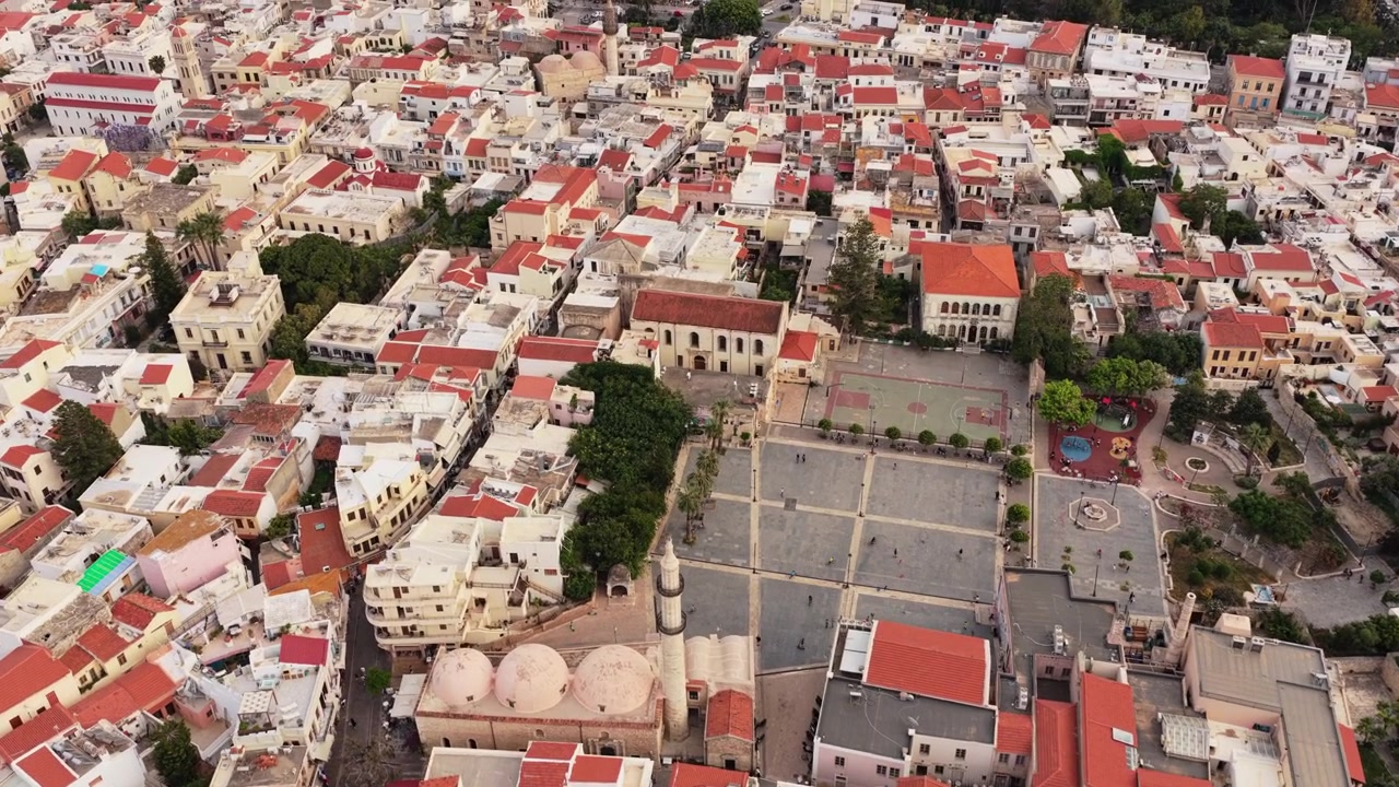 Vista aérea de drone dos telhados de telha vermelha da cidade antiga e do minarete da Mesquita Neratze no centro histórico, Rethymno, Grécia