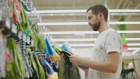 hombre comprando guantes de jardinería en una tienda