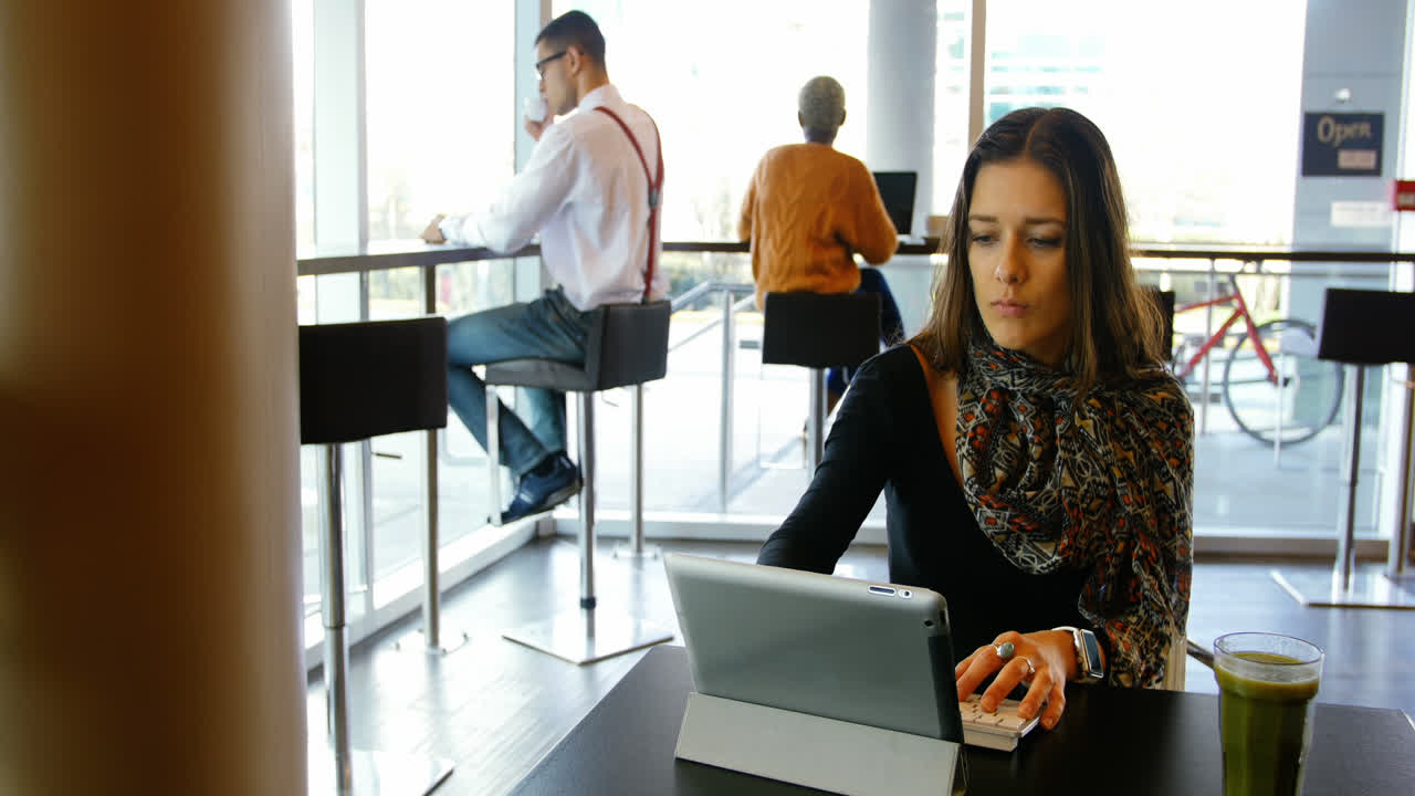 mujer ejecutiva que usa una tableta digital