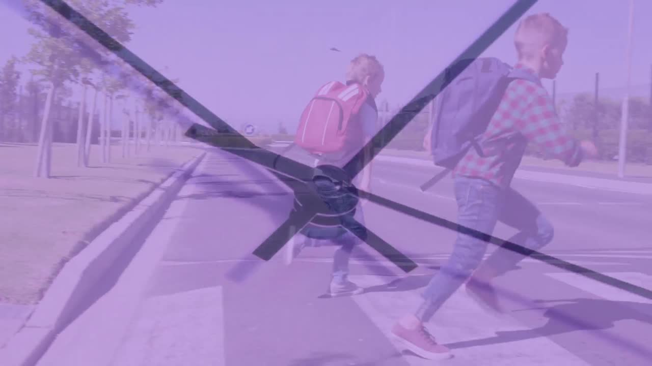 video compuesto de un primer plano de un reloj de tic-tac contra los niños de la escuela corriendo mientras cruzan la calle