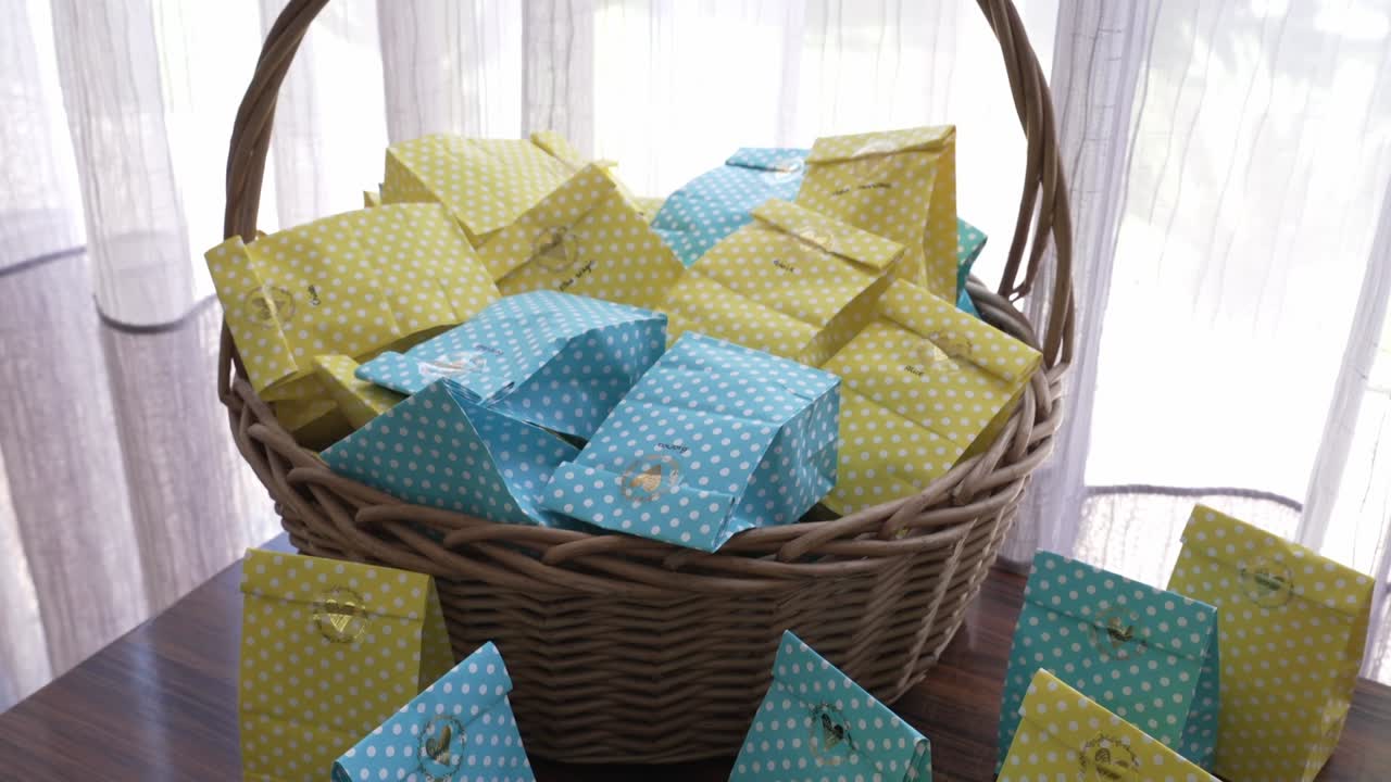 화려 한 결혼식 행사 를 위해 다채로운 폴카 도트 선물 가방 으로 가득 찬 바구니