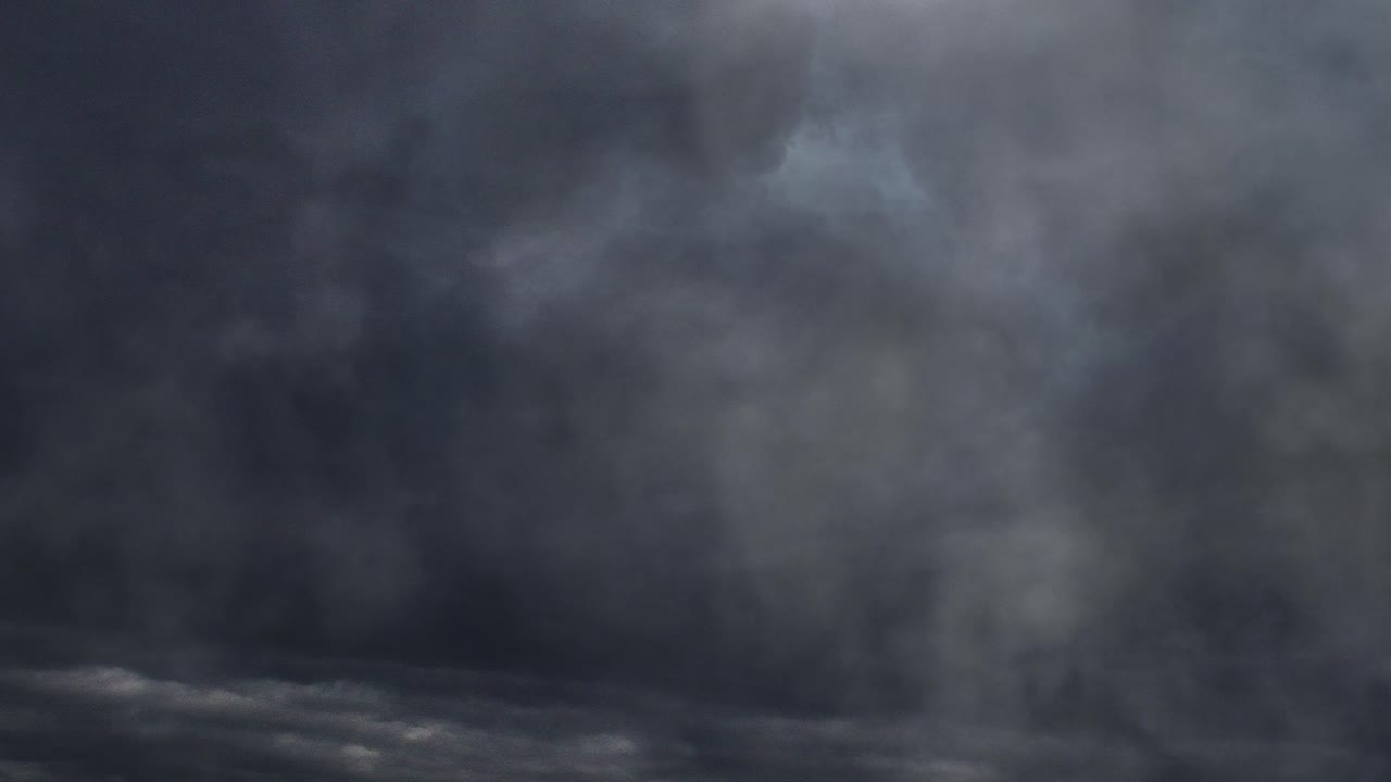 fuerte tormenta eléctrica con una multitud de relámpagos y truenos 4k