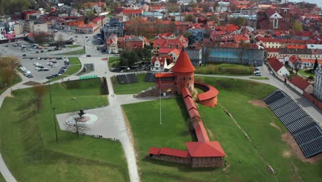 Castillo-De-Kaunas-Con-Anfiteatro-Y-Bandera-En-El-Casco-Antiguo-De-Kaunas,-Lituania