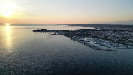 aerial sobre la marina y la puesta de sol sobre el adriático en zadar, croacia