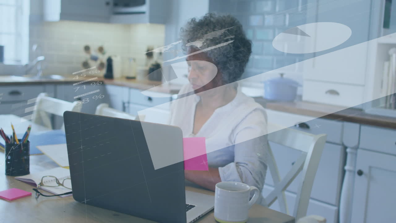 Animation af behandling af finansielle data over ældre afroamerikansk kvinde, der bruger bærbar computer