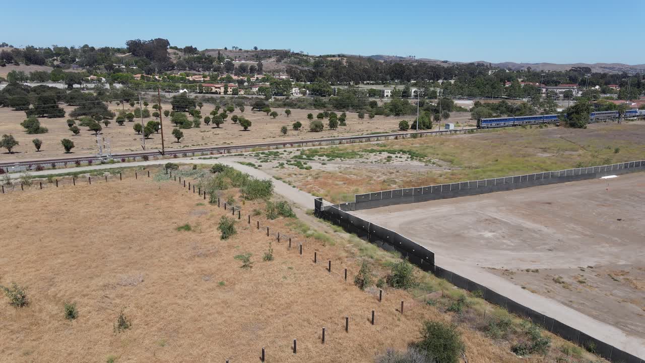 기차가있는 중앙 캘리포니아 농업