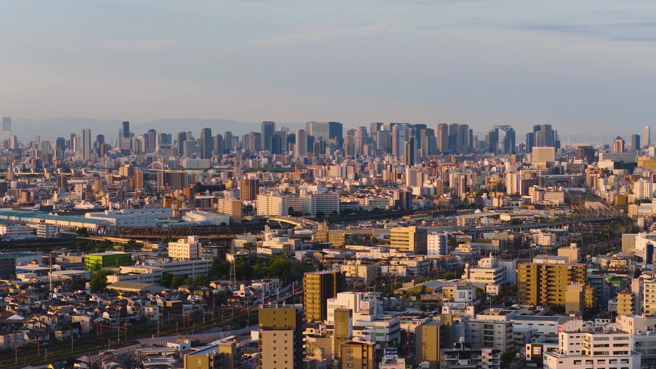 大阪の夜明けと住宅街、日本の夏