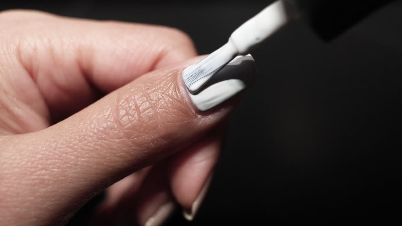 aplicación secuencial de esmalte de uñas en las uñas