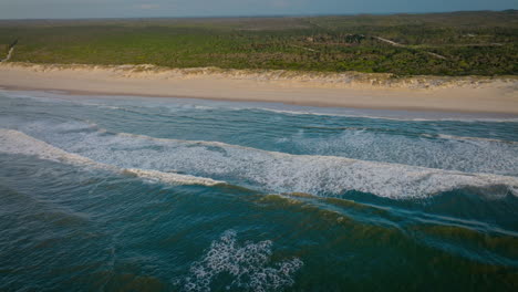 Wellen-Schlagen-Bei-Sonnenuntergang-An-Einem-Strand