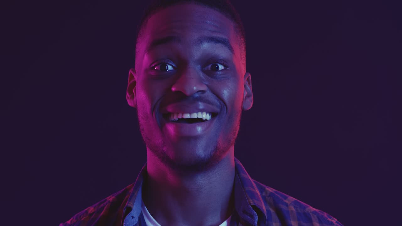 hombre emocionado a la luz del neón