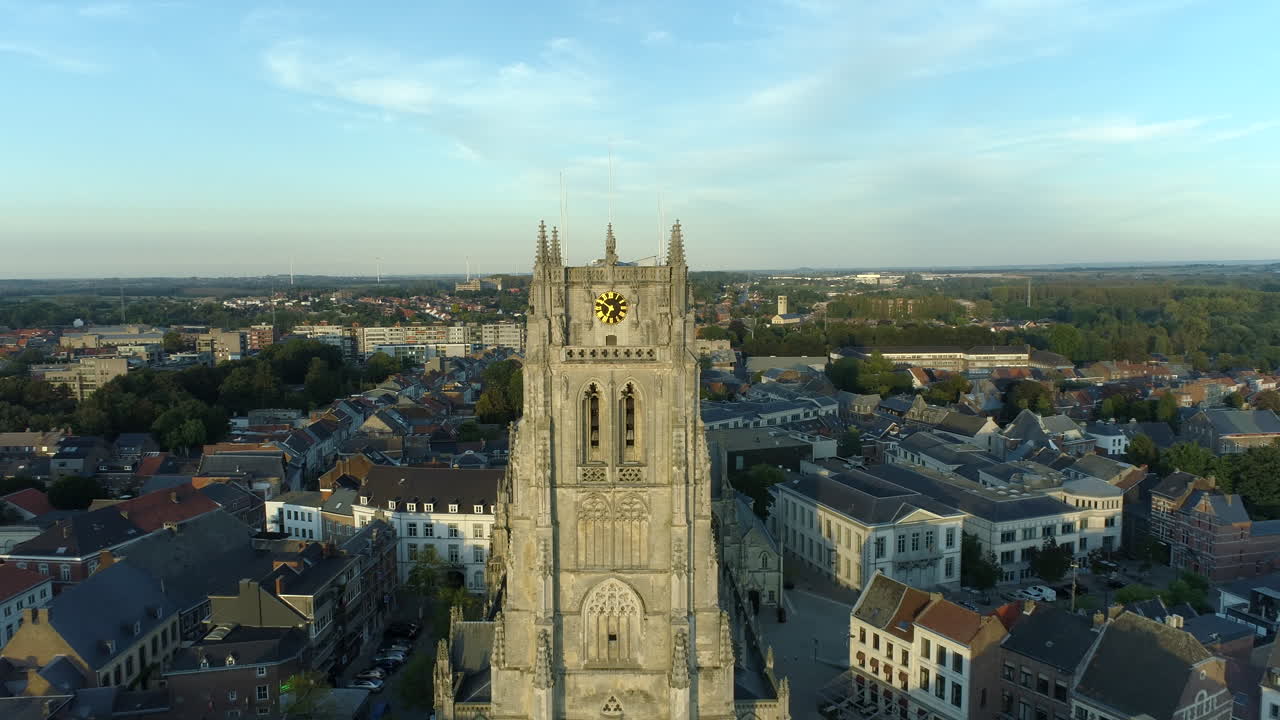 basílica de nuestra señora en tongeren, torre del reloj cerca drone pull back