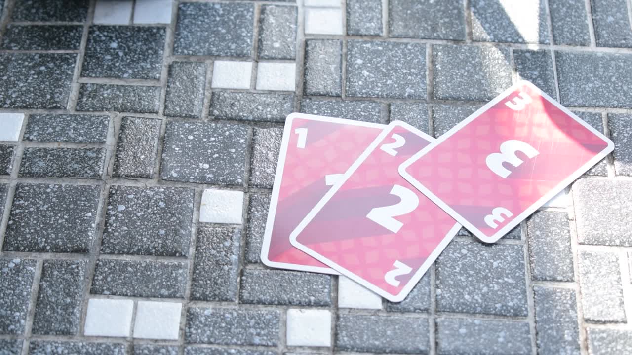 jugando a un juego de cartas llamado push