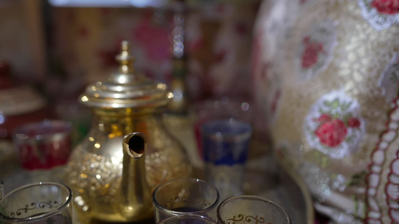 가까운 모로코 장식 차와 베개