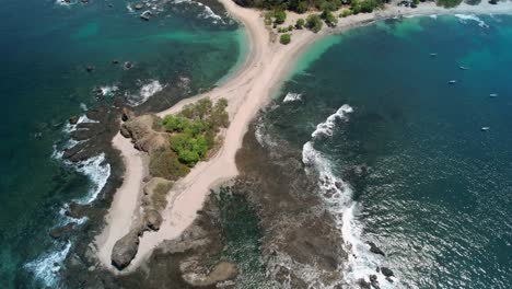 vuelo aéreo de aviones no tripulados sobre la playa tropical de san juanillo con el océano azul en costa rica, 4k