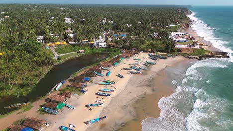 Vettakada-Beach,-Wunderschönes-Fischerdorf-Mit-Vielen-Booten-Im-Sand-In-Varkala,-Bundesstaat-Kerala,-Südindien