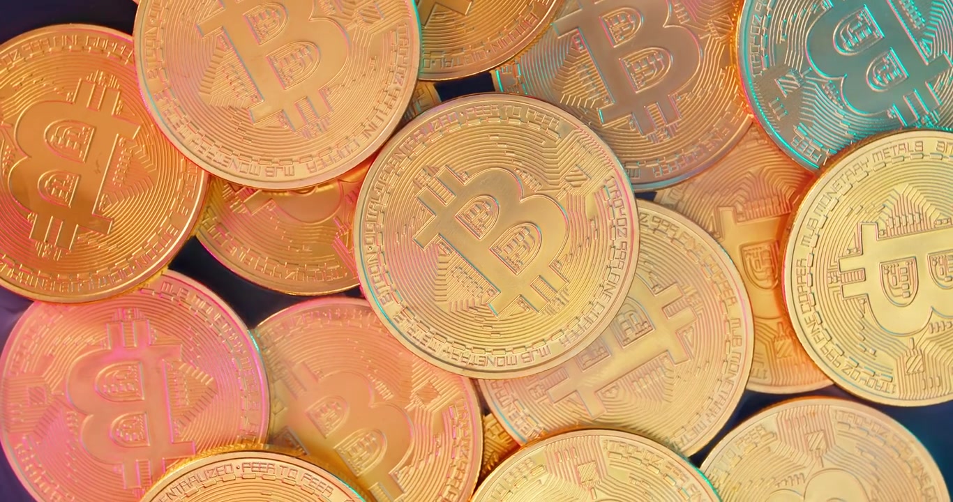 Pila di monete Bitcoin dorate con colori cangianti