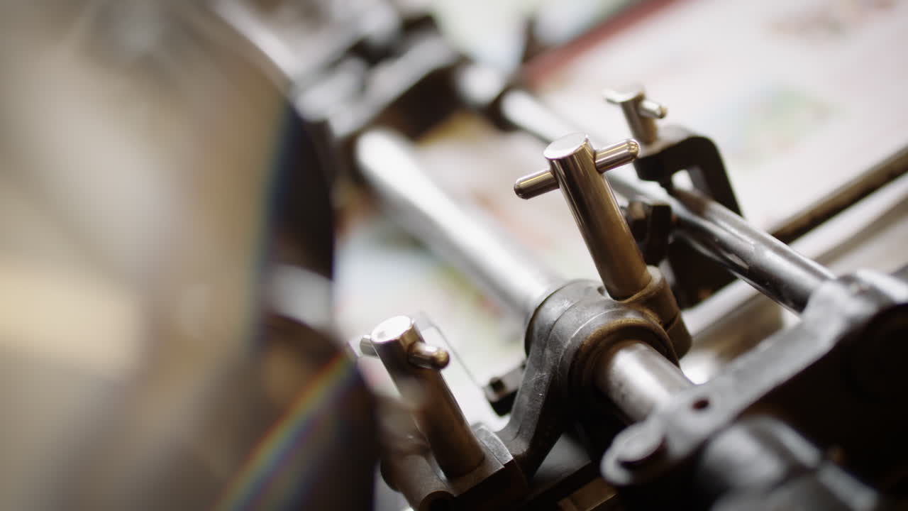 крупный план печатной машины, отпечатанные бумаги скользят по машине