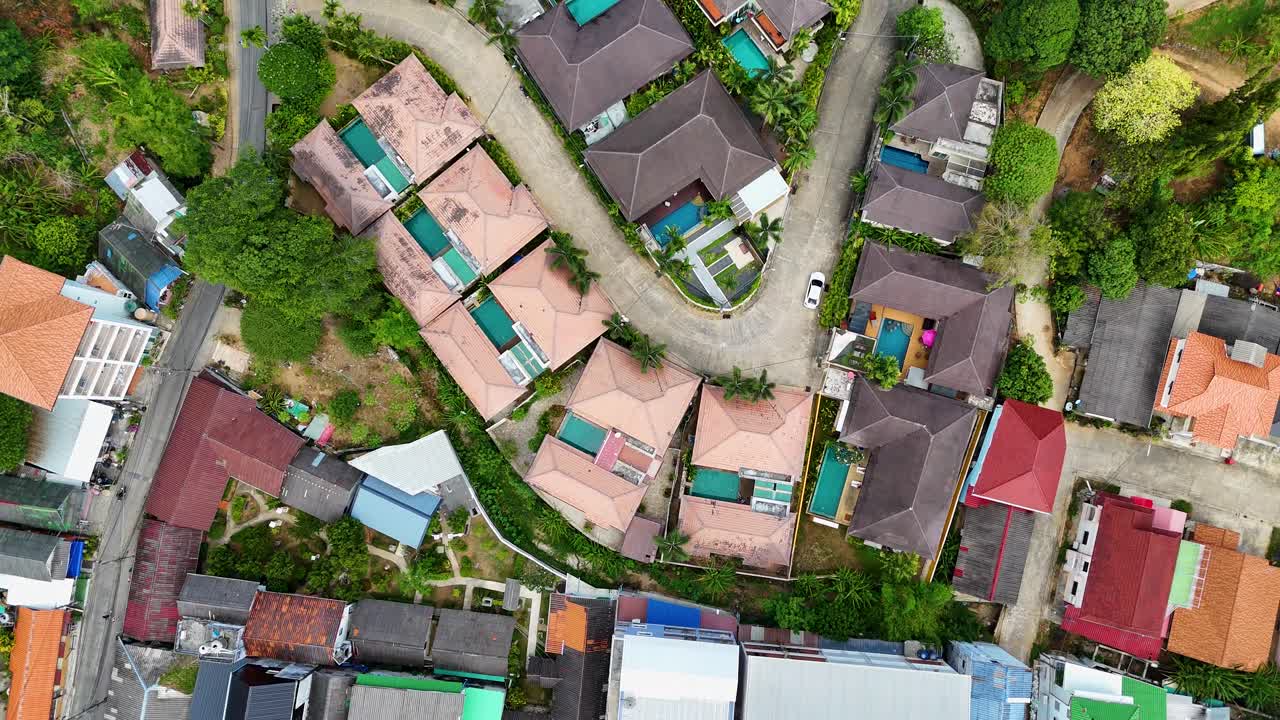 드론 영상은 태국 푸켓의 웅장한 도로와 빌라를 포착합니다. 밝은 낮빛은 활기찬 색상과 열대 풍경을 향상시니다.