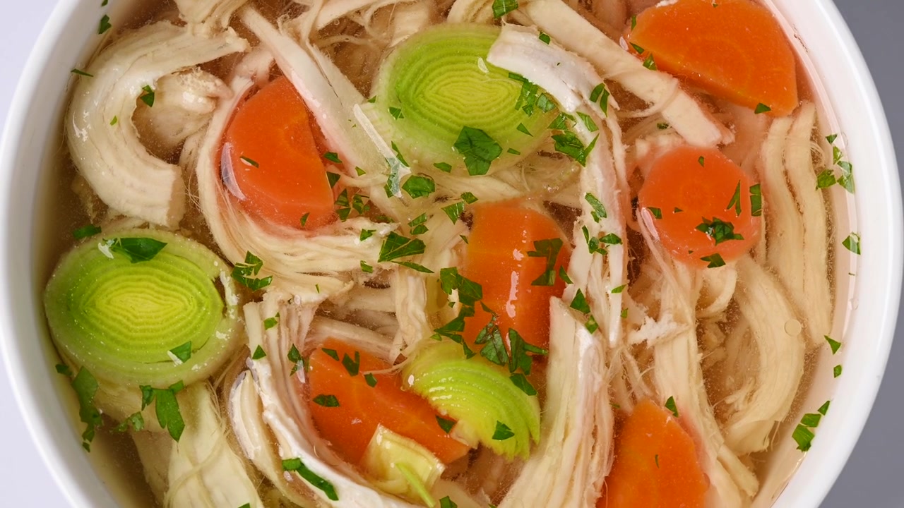 Hjemmelavet kyllingesuppe i hvid skål
