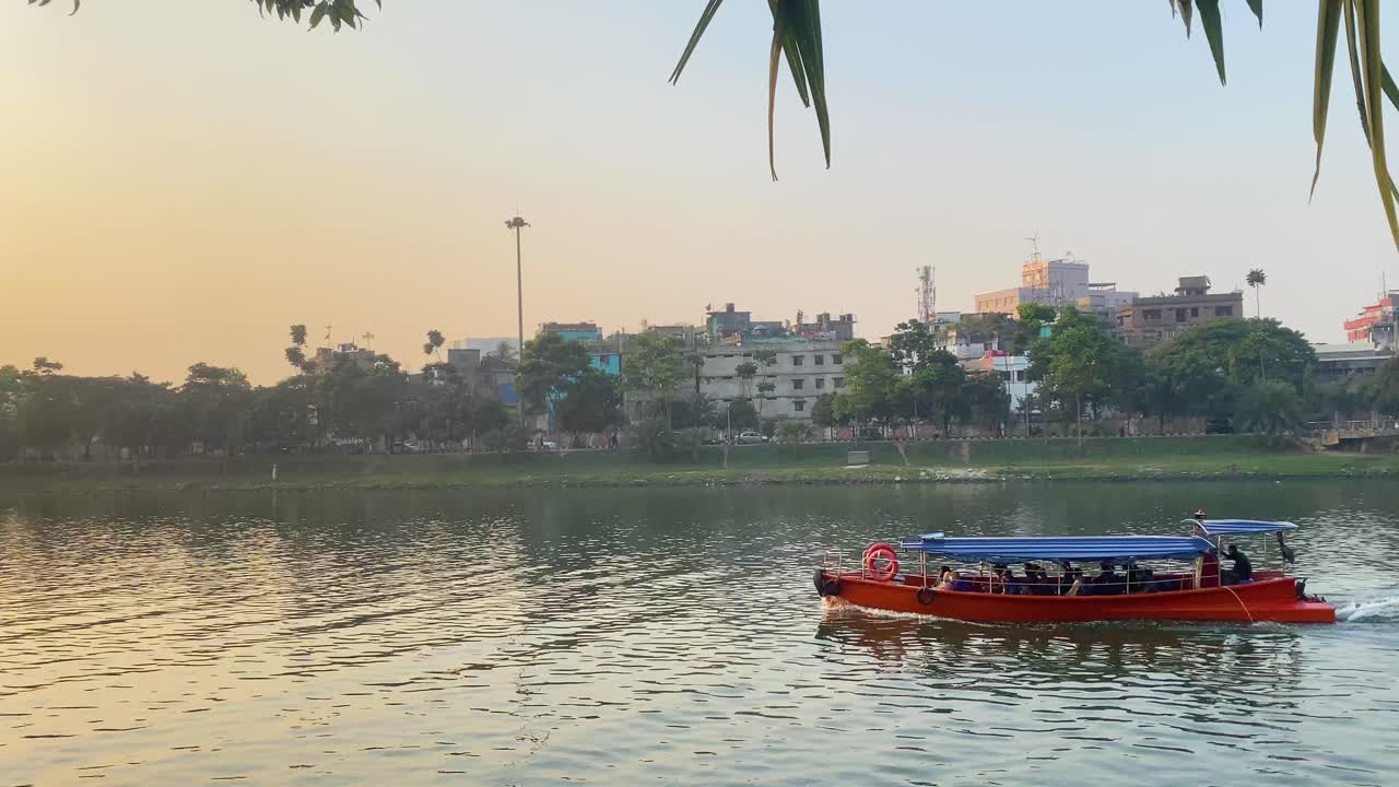 barco fluvial de pasajeros atravesando aguas tranquilas en