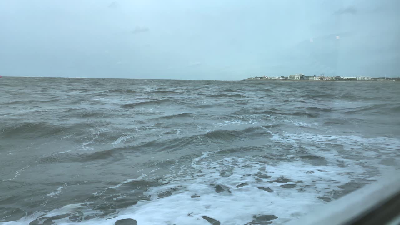 폭풍우 치는 날 북해에서 독일 섬으로 가는 페리선을 타고 항해하는 동안 강한 파도 - 슬로우 모션 창 보기