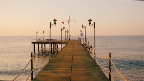 Frühmorgens-Am-Holzsteg-Entlang-Zum-Meer-Gehen