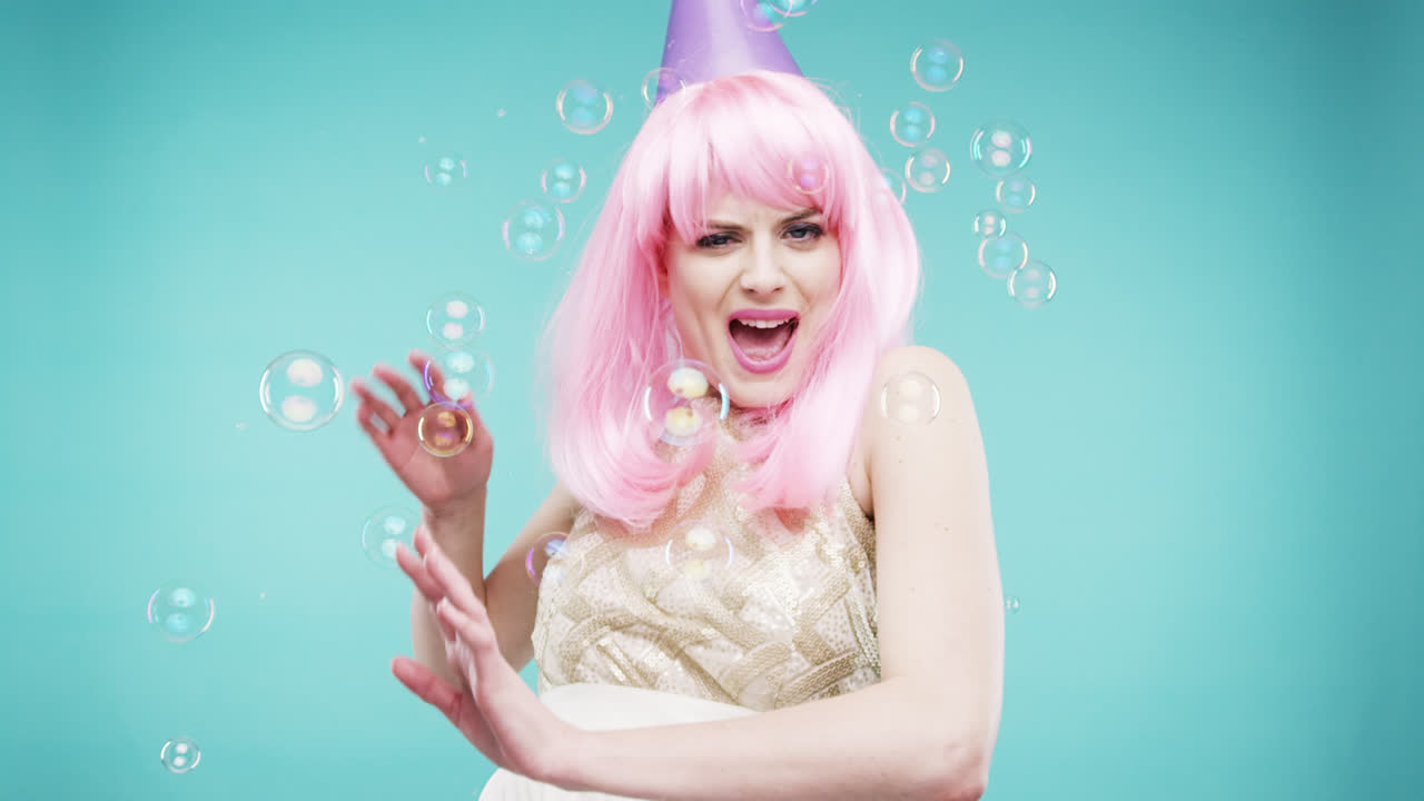 싱글 여성은 거품 샤워에서 슬프고 느린 동작 사진 부스 파란색 배경