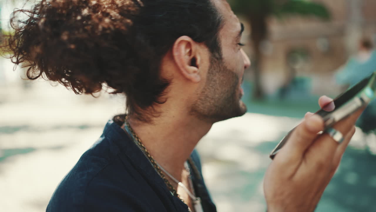 Uomo che parla al telefono all'aperto