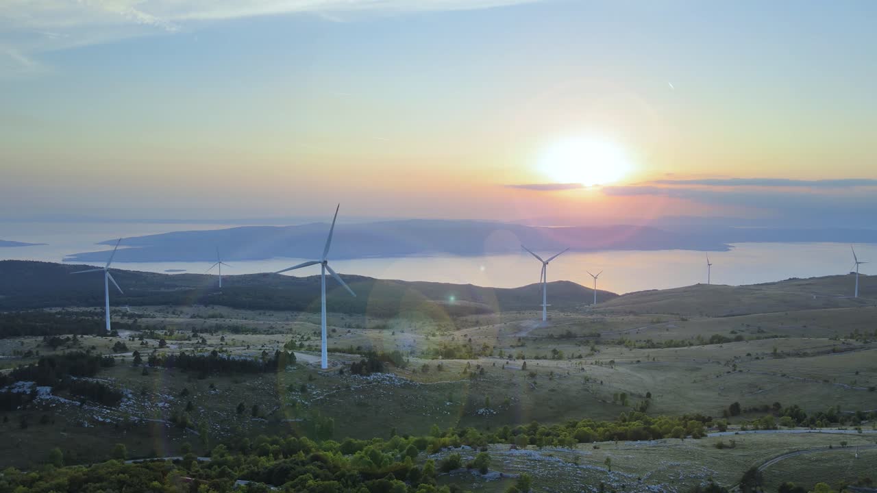 아름다운 일출 동안 풍차 공원의 육상 풍력 터빈