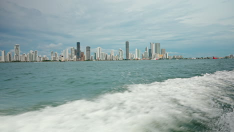 Amplia-Vista-De-Los-Nuevos-Rascacielos-De-La-Ciudad-De-Cartagena-Desde-Una-Perspectiva-De-Barco-A-Toda-Velocidad.